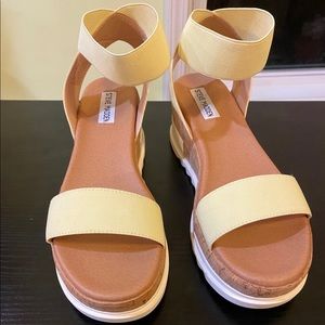 Gorgeous sunny Steven Madden sandals
